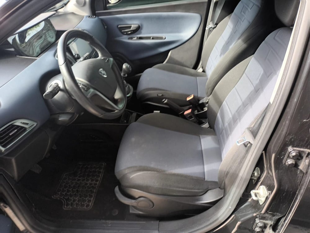 Lancia Ypsilon usata a Bari (5)