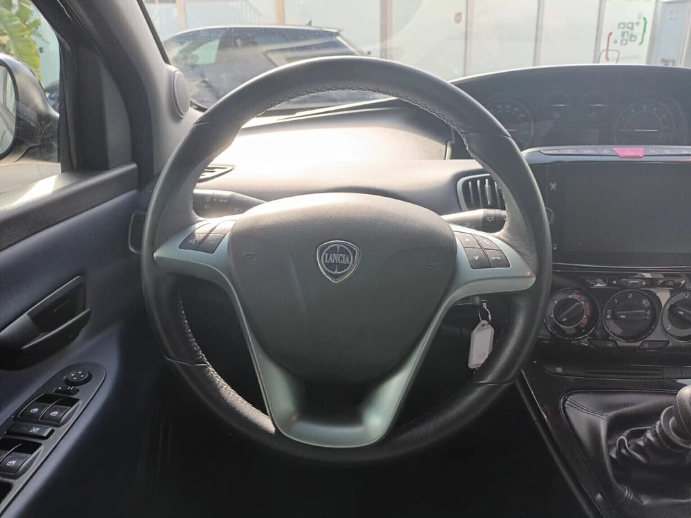 Lancia Ypsilon usata a Bari (7)