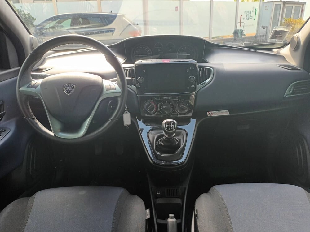 Lancia Ypsilon usata a Bari (8)