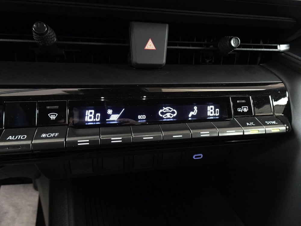 Toyota Toyota C-HR nuova a Treviso (17)