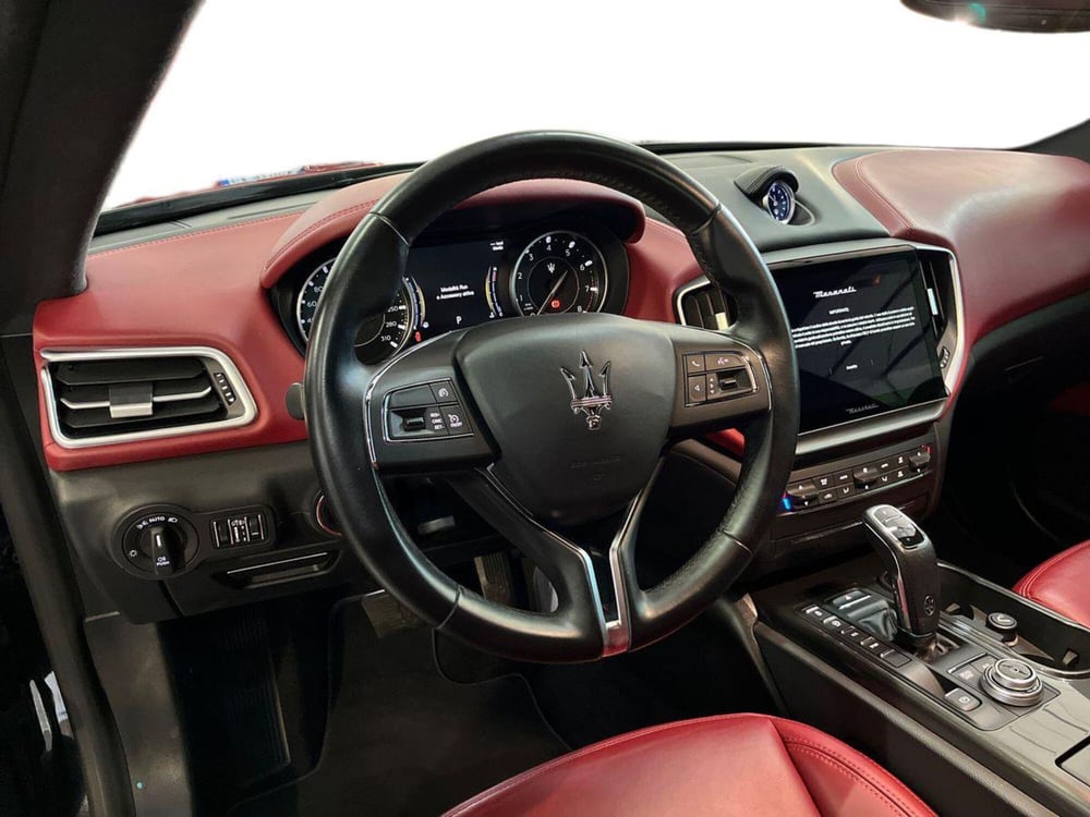 Maserati Ghibli usata a Bari (20)