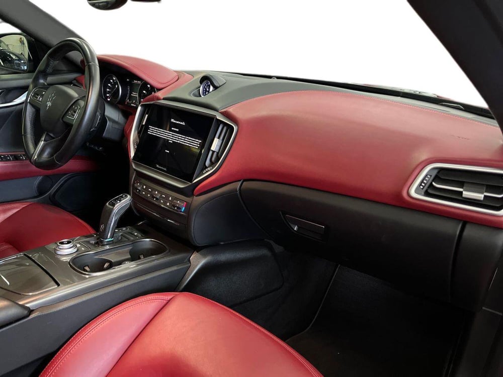 Maserati Ghibli usata a Bari (9)