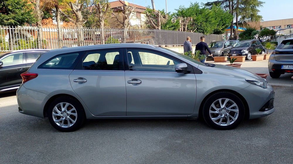 Toyota Auris Station Wagon usata a Salerno (11)