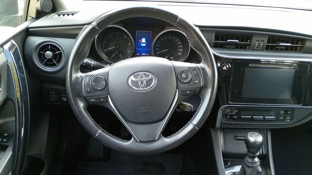 Toyota Auris Station Wagon usata a Salerno (16)