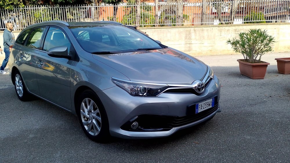 Toyota Auris Station Wagon usata a Salerno (2)