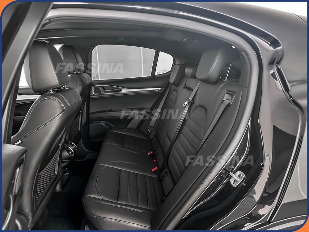 Alfa Romeo Stelvio nuova a Milano (11)