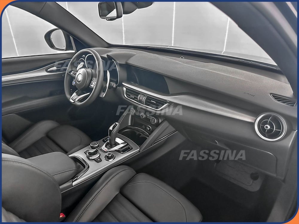 Alfa Romeo Stelvio nuova a Milano (12)