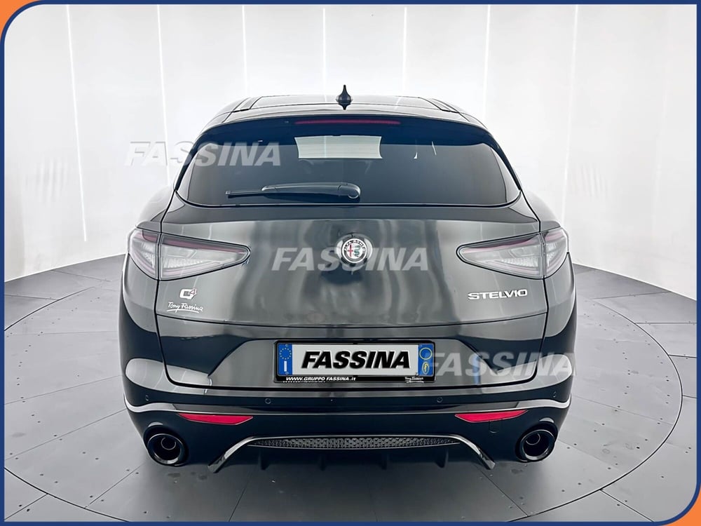 Alfa Romeo Stelvio nuova a Milano (5)