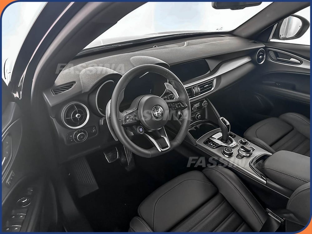 Alfa Romeo Stelvio nuova a Milano (9)