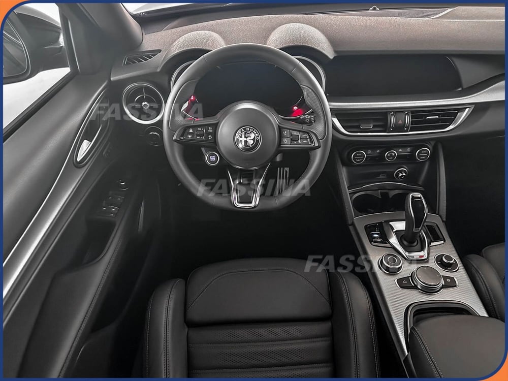 Alfa Romeo Stelvio nuova a Milano (10)