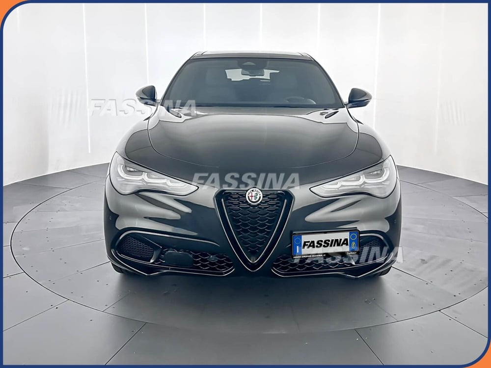 Alfa Romeo Stelvio nuova a Milano (2)