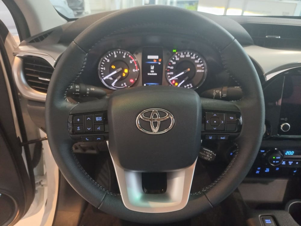 Toyota Hilux nuova a Brescia (10)