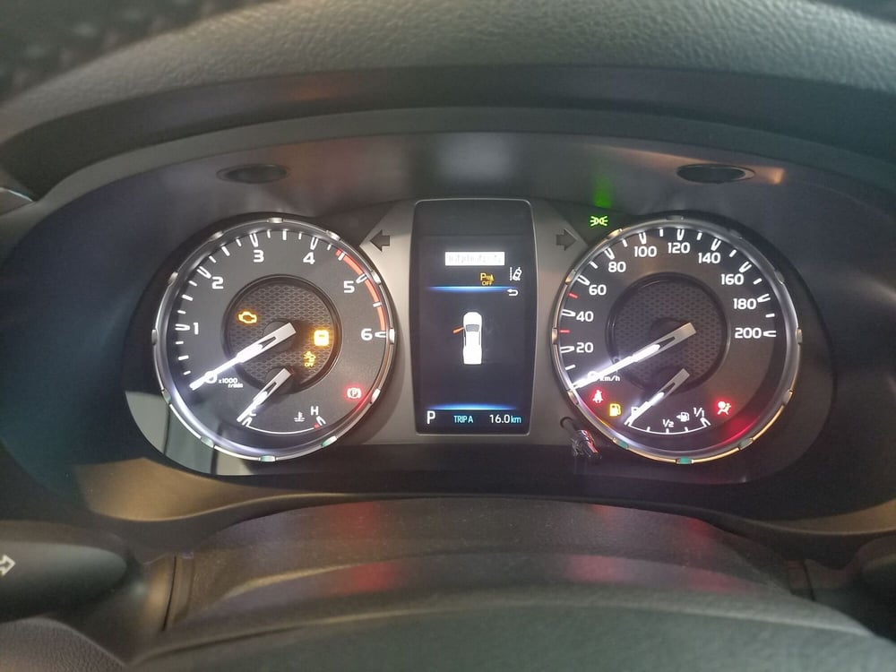 Toyota Hilux nuova a Brescia (11)