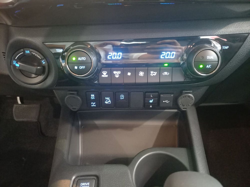 Toyota Hilux nuova a Brescia (12)
