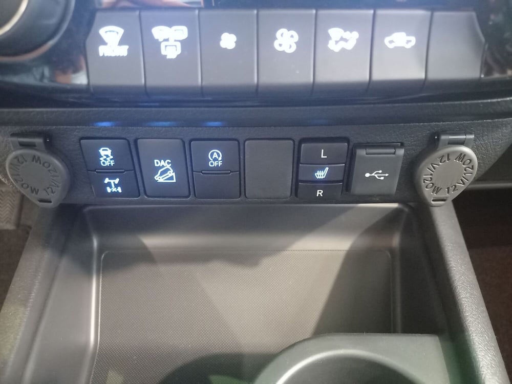 Toyota Hilux nuova a Brescia (13)