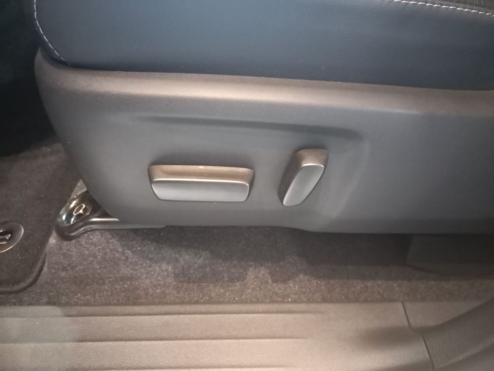 Toyota Hilux nuova a Brescia (9)