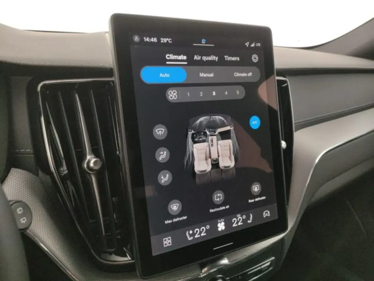 Volvo XC60 nuova a Modena (16)