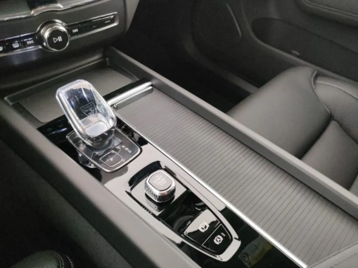 Volvo XC60 nuova a Modena (18)