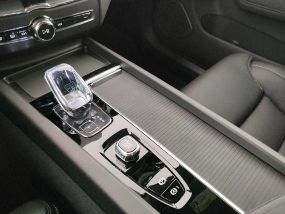 Volvo XC60 nuova a Modena (18)