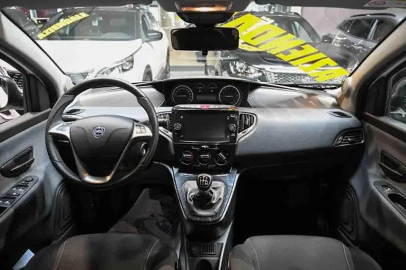 Lancia Ypsilon usata a Torino (7)