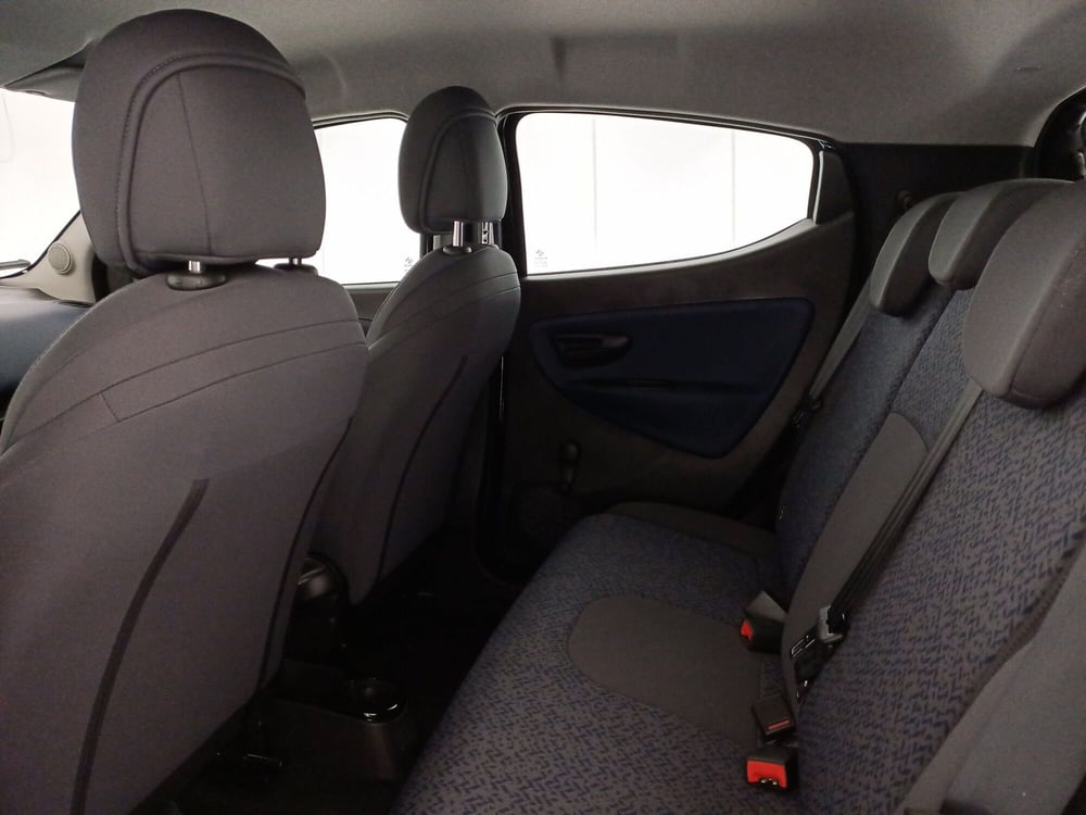 Lancia Ypsilon usata a Bari (10)