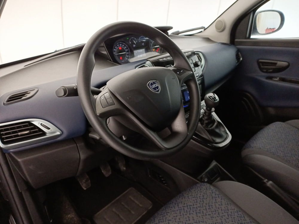 Lancia Ypsilon usata a Bari (5)