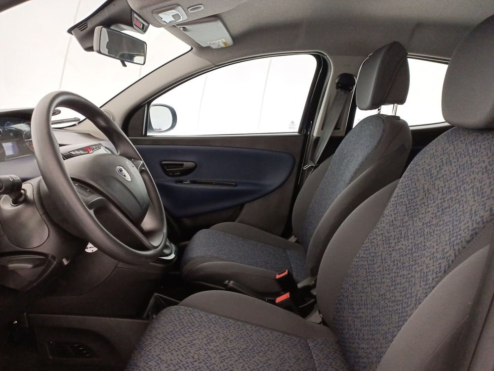 Lancia Ypsilon usata a Bari (6)