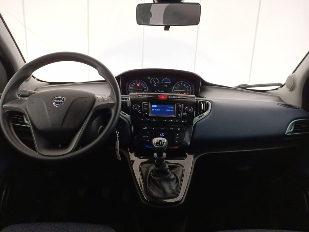Lancia Ypsilon usata a Bari (8)