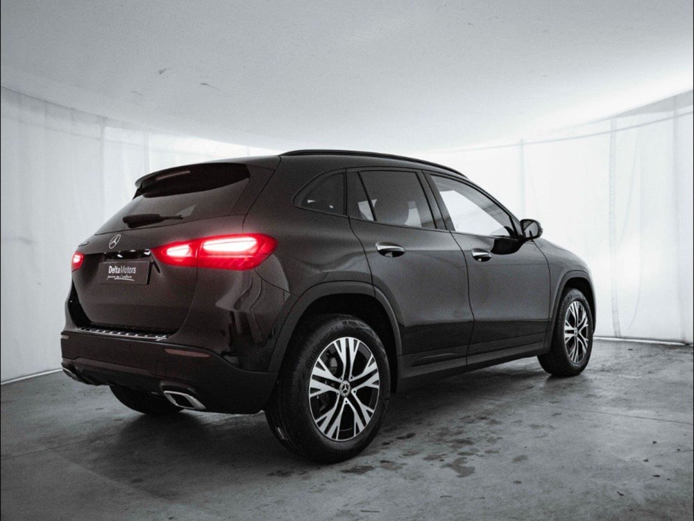 Mercedes-Benz GLA SUV nuova a Macerata (4)