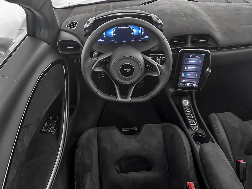 McLaren Artura Coupé nuova a Milano (12)