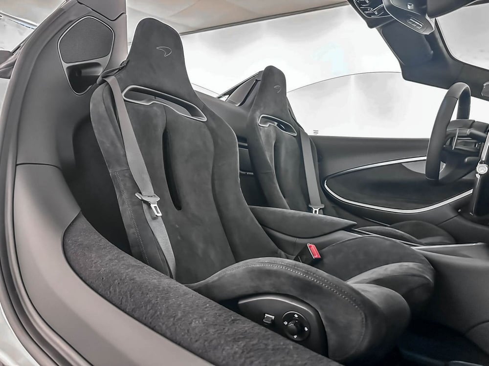 McLaren Artura Coupé nuova a Milano (13)
