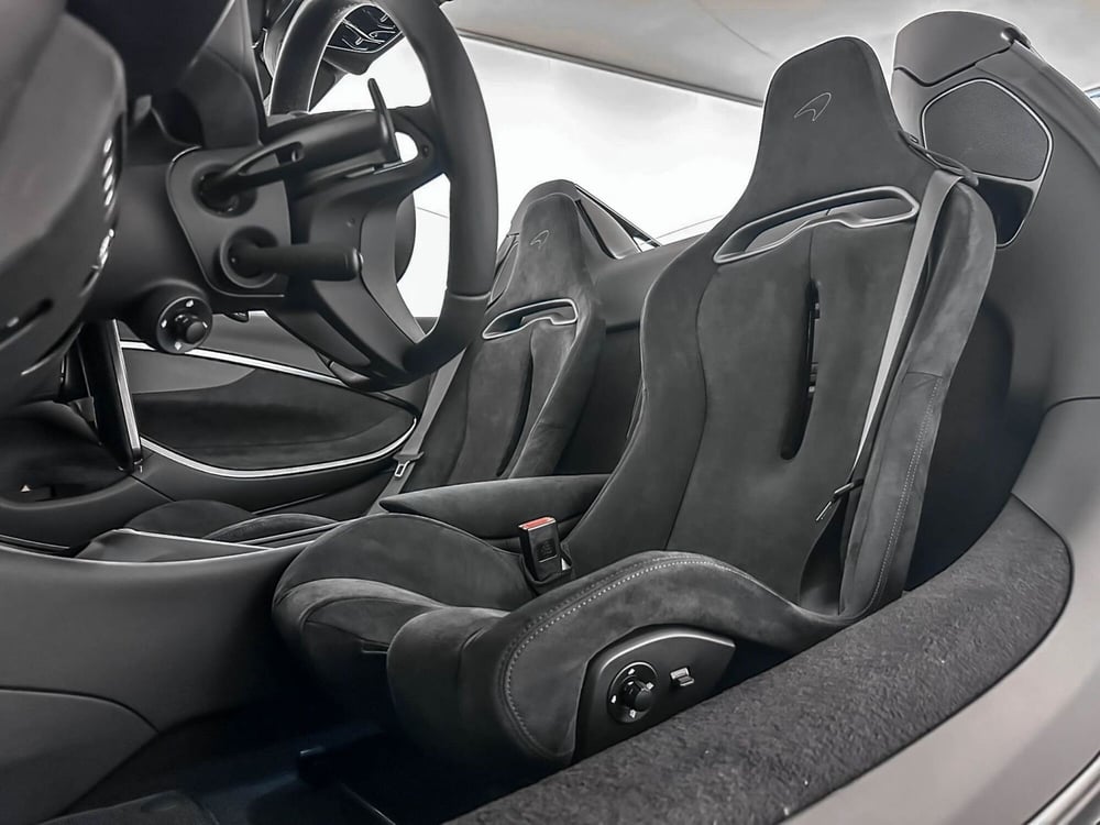McLaren Artura Coupé nuova a Milano (10)