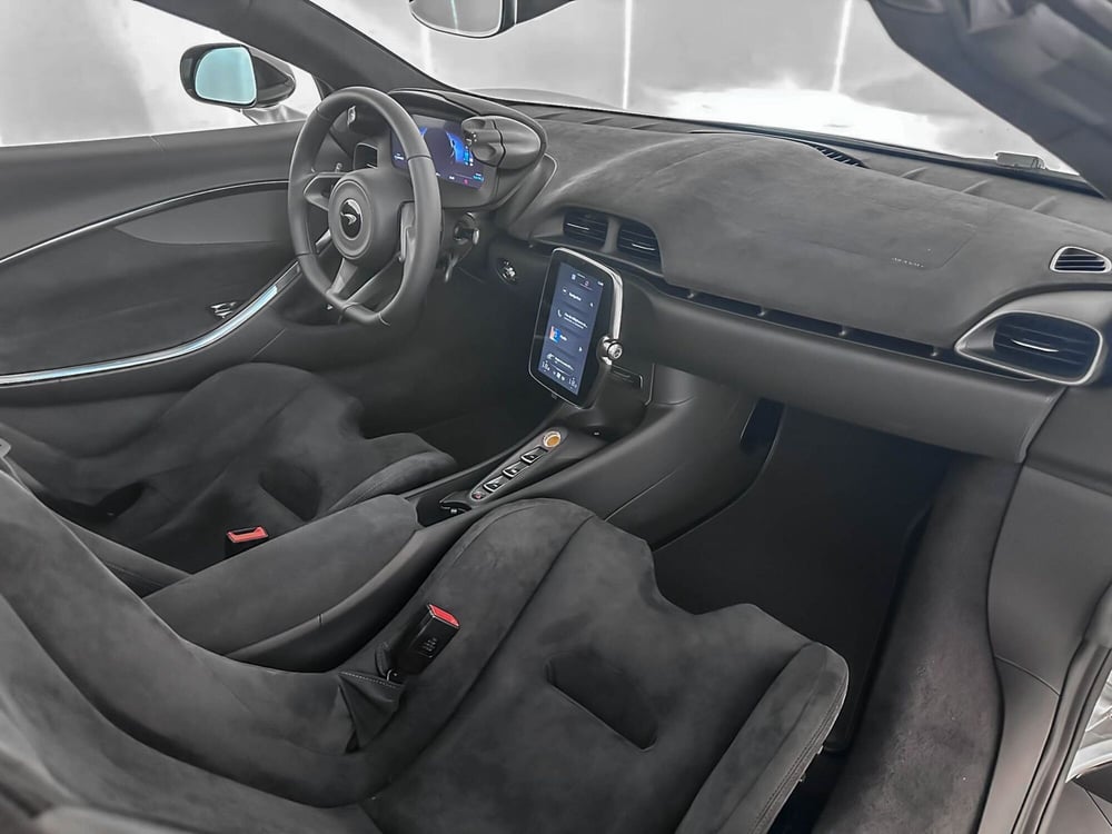 McLaren Artura Coupé nuova a Milano (14)
