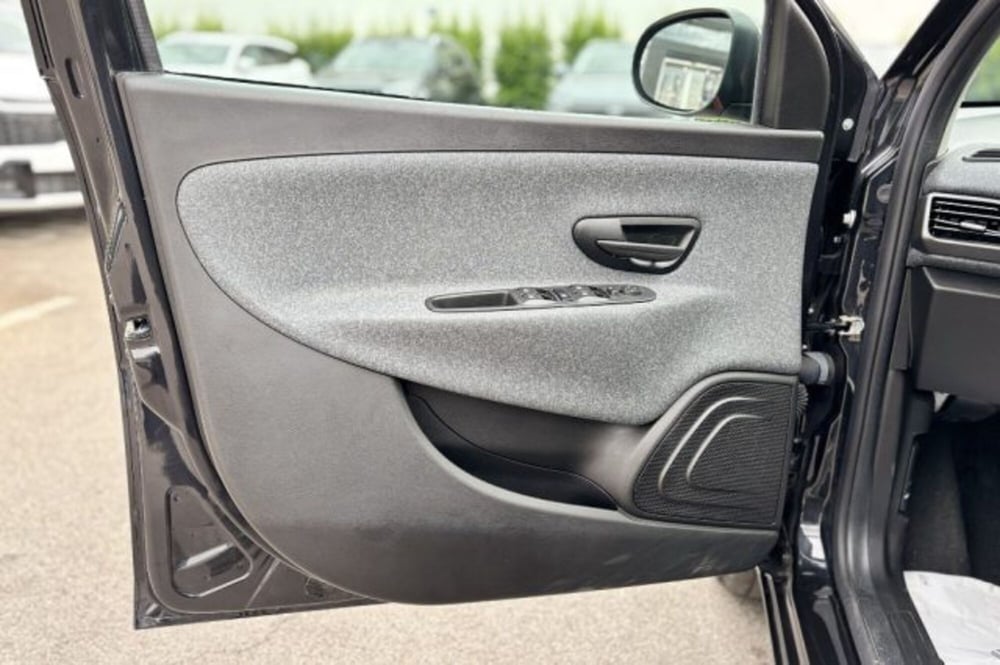 Lancia Ypsilon usata a Latina (12)