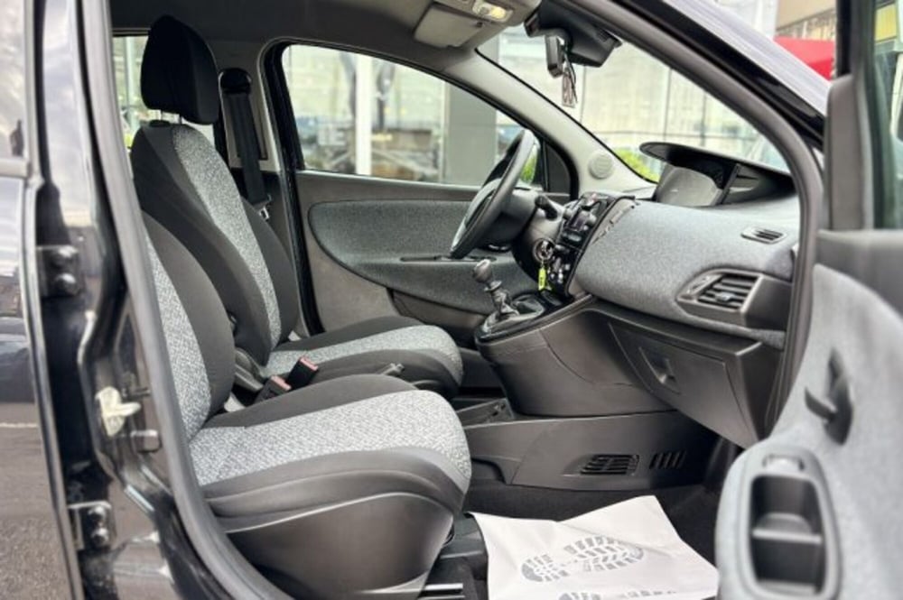 Lancia Ypsilon usata a Latina (8)