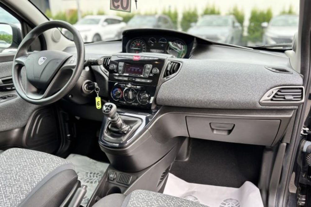 Lancia Ypsilon usata a Latina (9)