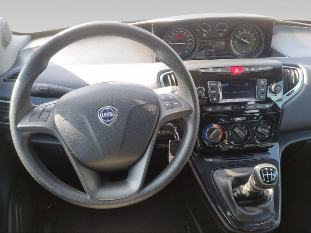 Lancia Ypsilon usata a Pisa (8)
