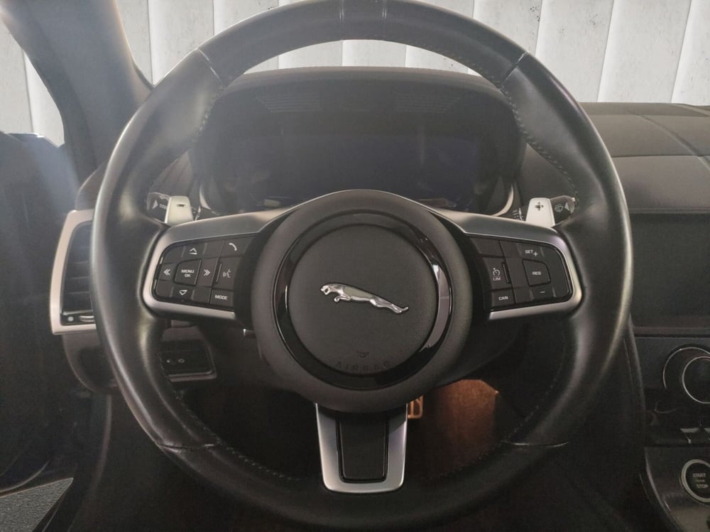 Jaguar F-Type Coupé usata a Milano (11)