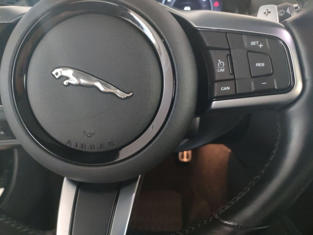 Jaguar F-Type Coupé usata a Milano (13)