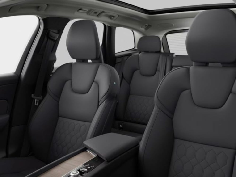 Volvo XC60 nuova a Modena (10)