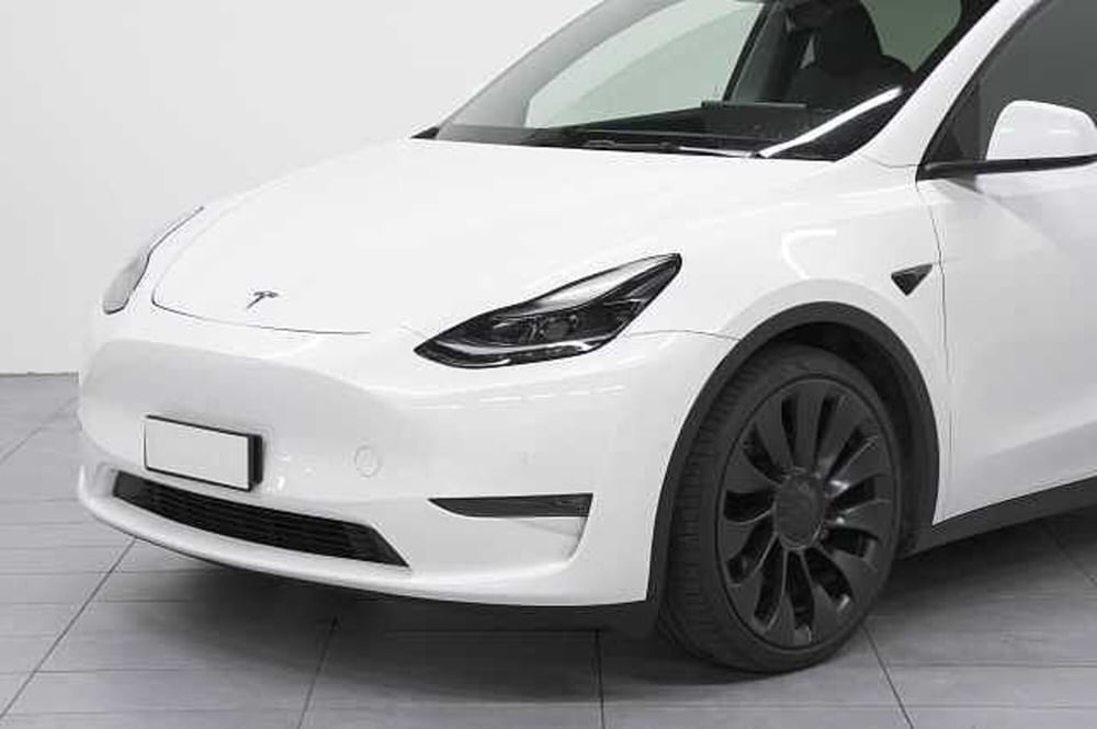Tesla Model Y usata a Como (13)