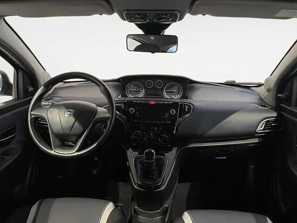 Lancia Ypsilon usata a Ravenna (11)