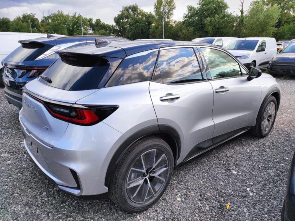 Lexus LBX nuova a Perugia (4)