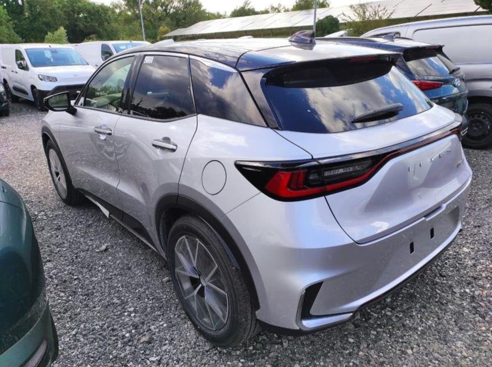 Lexus LBX nuova a Perugia (6)