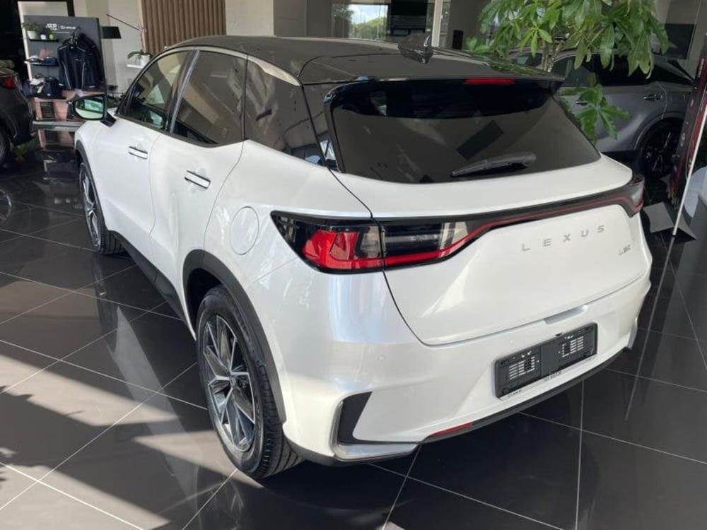 Lexus LBX nuova a Perugia (5)