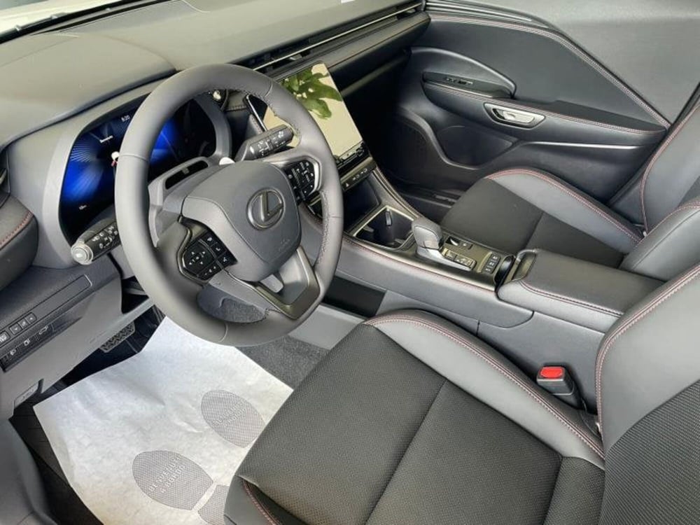 Lexus LBX nuova a Perugia (6)