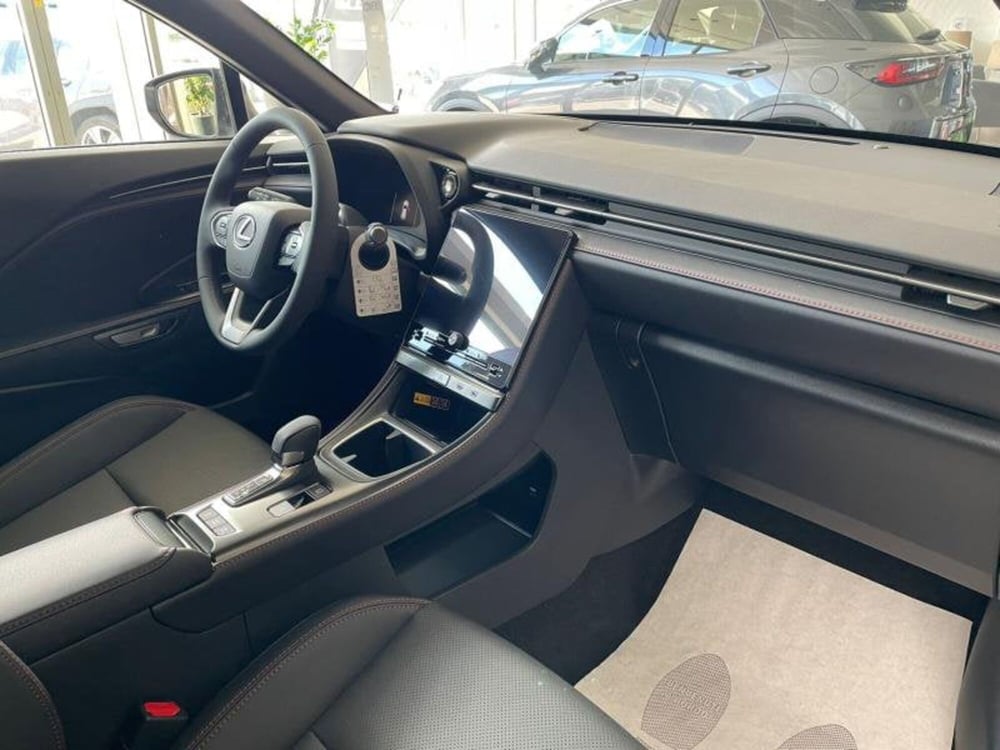 Lexus LBX nuova a Perugia (9)