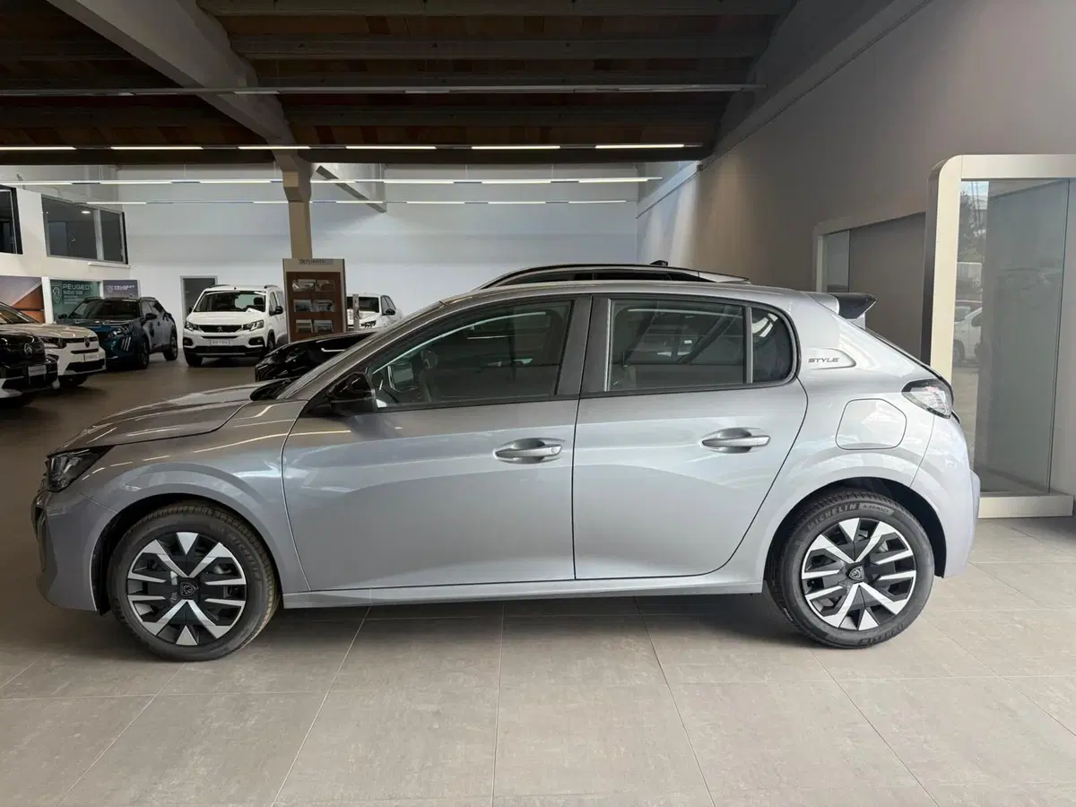 Peugeot 208 nuova a Latina (3)
