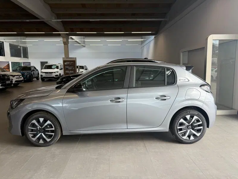 Peugeot 208 nuova a Latina (3)