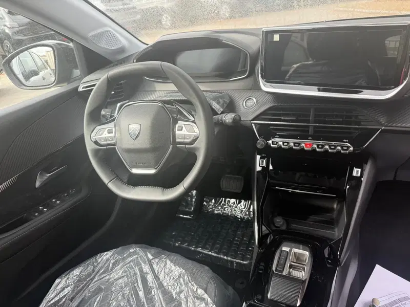 Peugeot 208 nuova a Latina (4)